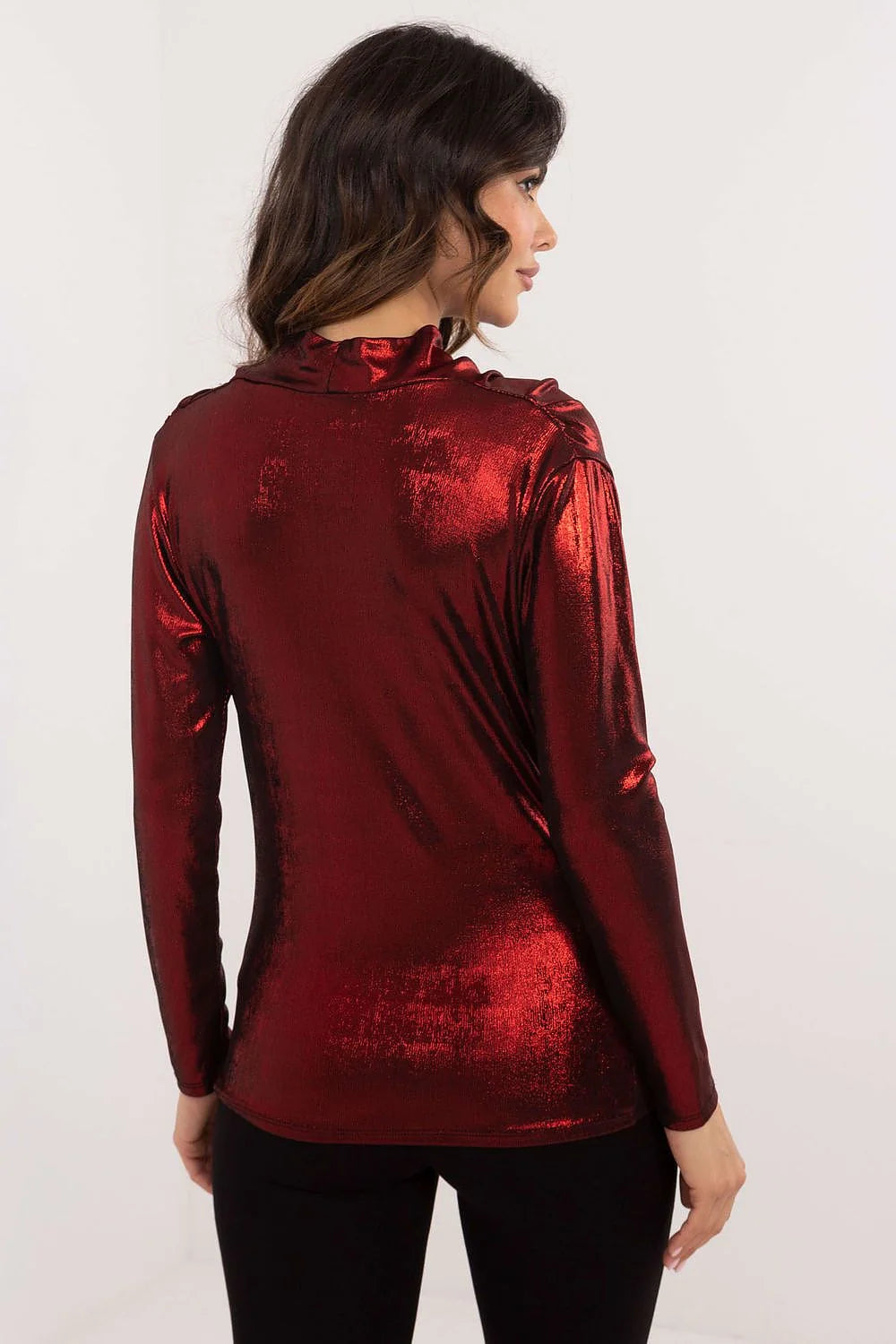 Chemisier Italy Moda pour femmes, moderne, élégant, tissu métallique, couleur rouge sombre, manches longues, col bénitier, coupe ajustée, occasions spéciales, soirée, sophistiqué, style audacieux, vêtement raffiné