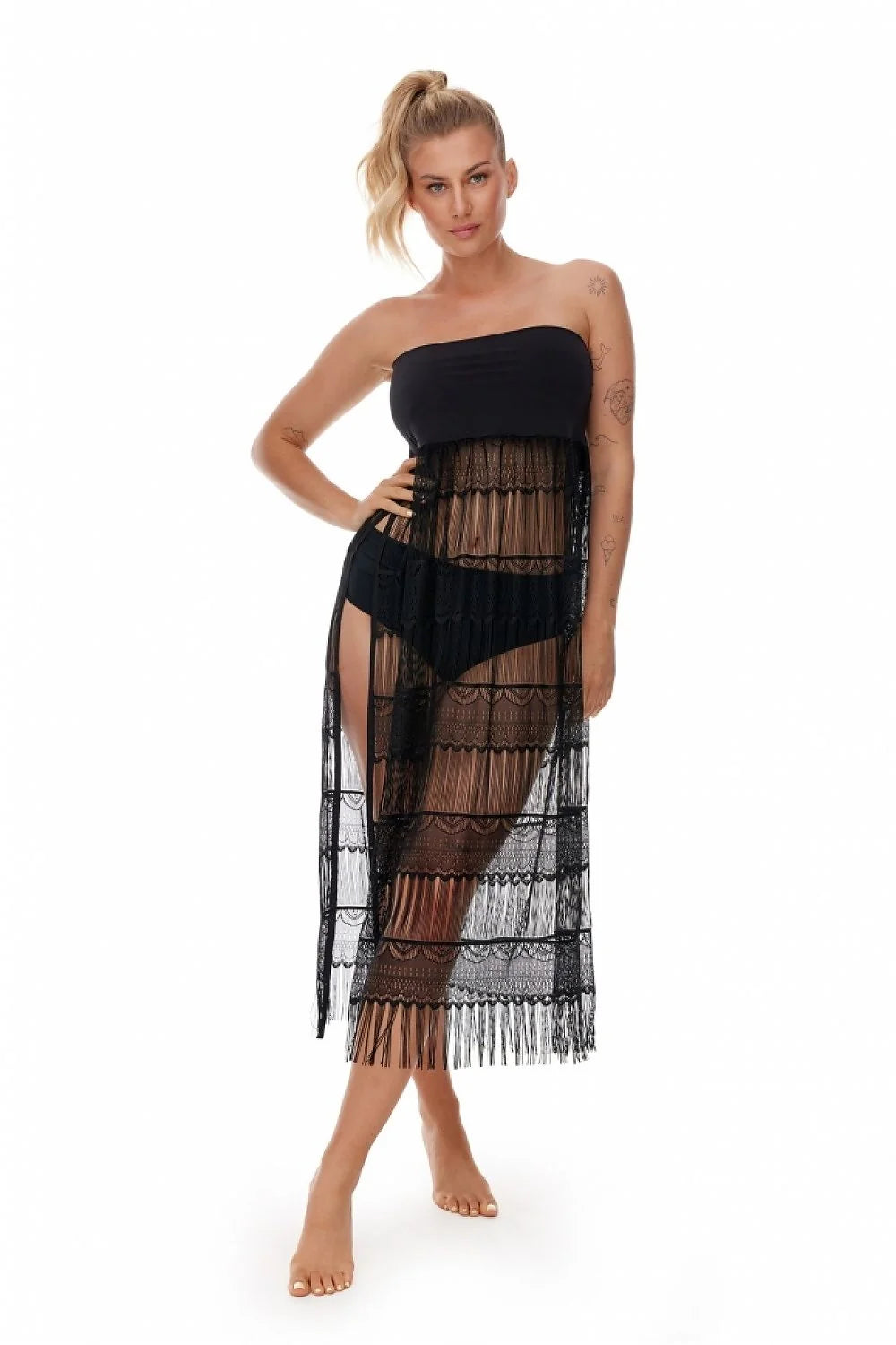 Robe de plage bohème transparente noire dentelle tunique élastique épaules nues fente latérale sandales bijoux plage piscine été