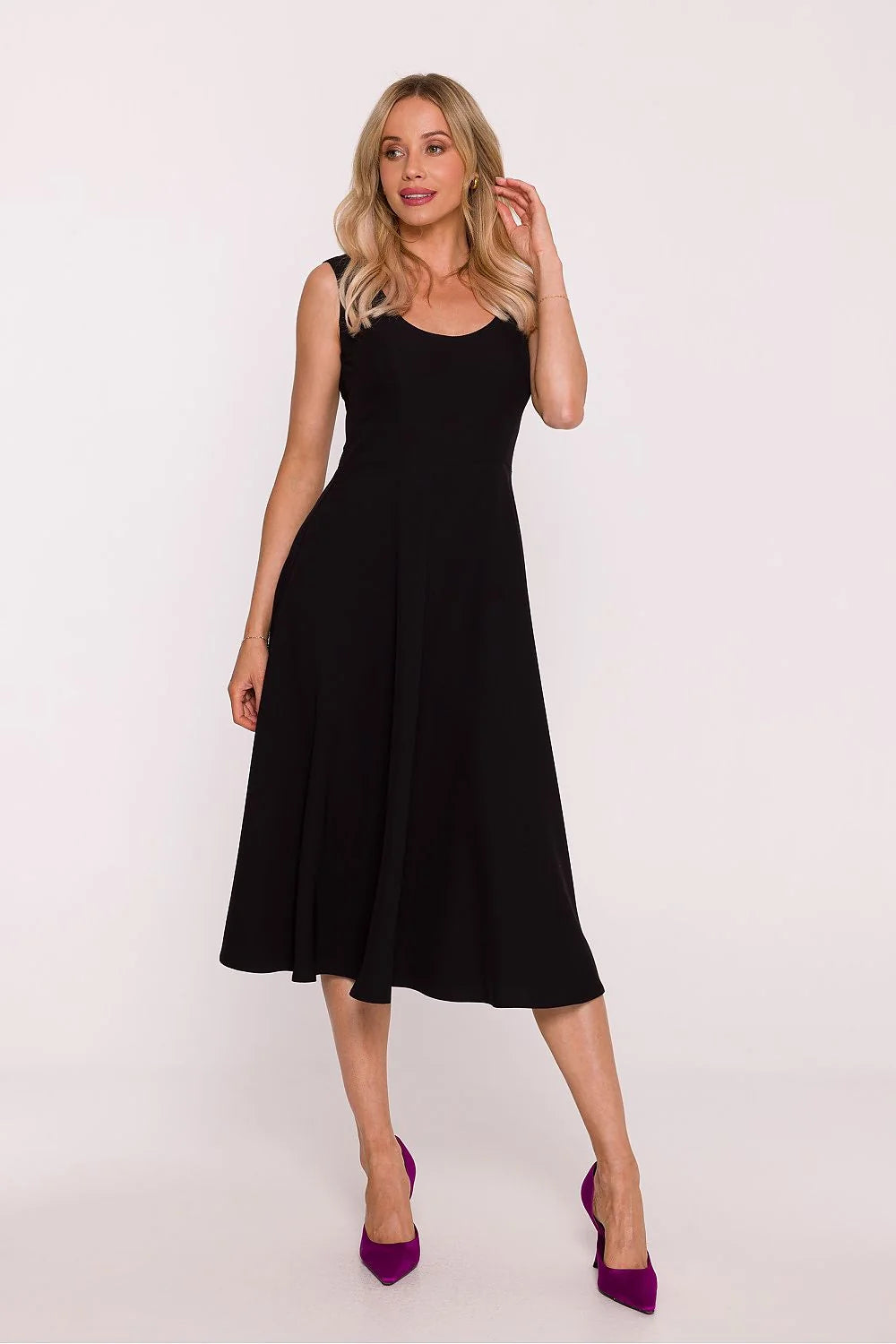 robe soirée évasée classique élégante féminine midi noire encolure ronde sans manches corsage ajusté taille marquée tissu lisse léger éclat