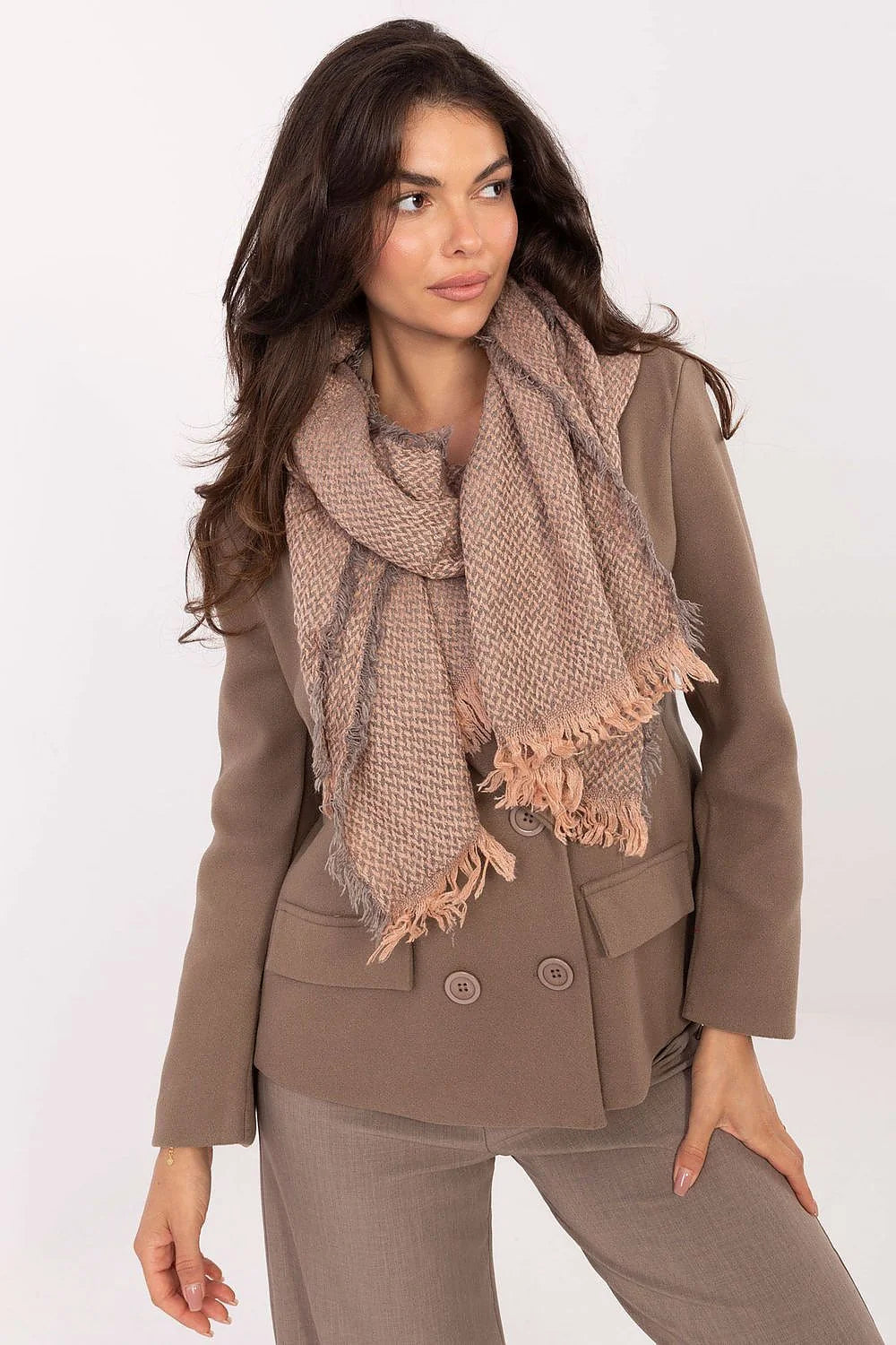 écharpe châle plaid oversize franges maille épaisse chevrons rose poudré taupe doux duveteux cocooning chic généreuse