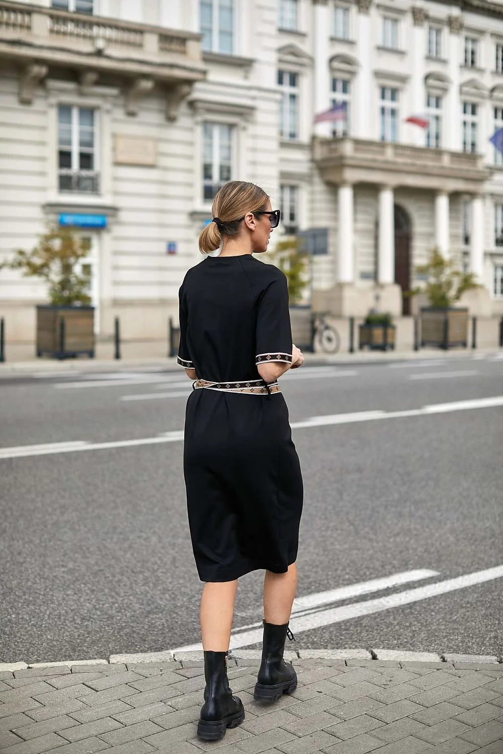 Robe de jour La Aurora, style moderne, coupe midi, manches courtes, ceinture ajustable, jersey stretch, confort femme, tailles 36-42