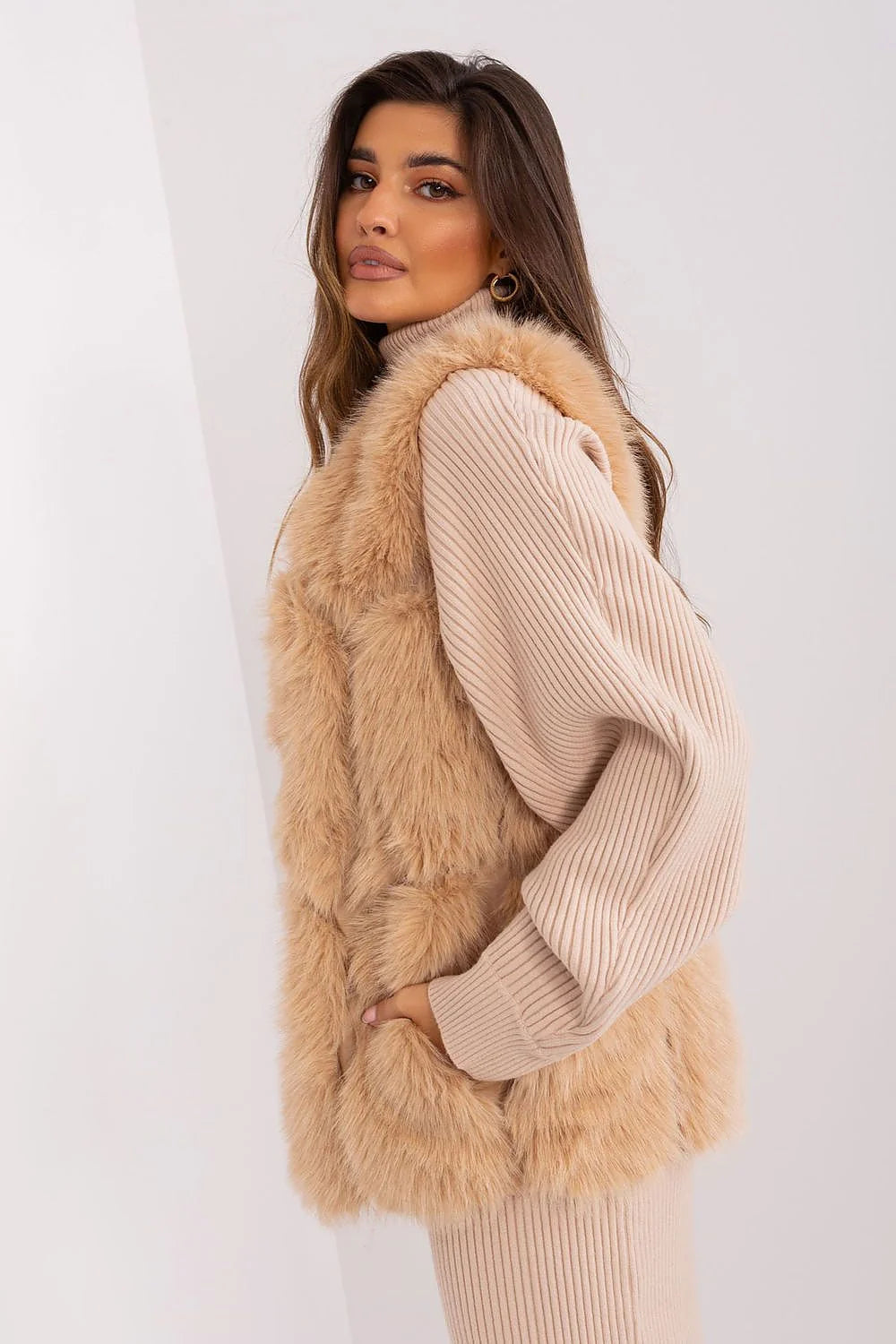 Gilet sans manches fausse fourrure beige robe pull côtelée femme tenue élégante automne hiver printemps