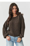pull femme maille bouclette marron foncé coupe droite oversize encolure ronde manches ballon longues resserrées poignets matière douce moelleuse mohair