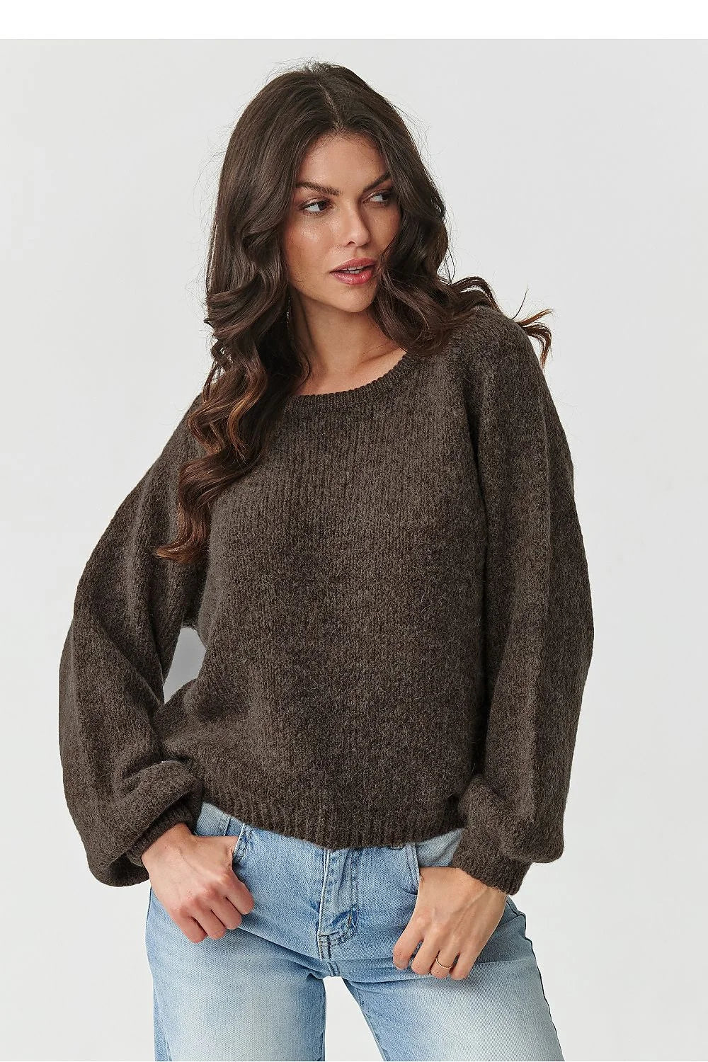 pull femme maille bouclette marron foncé coupe droite oversize encolure ronde manches ballon longues resserrées poignets matière douce moelleuse mohair