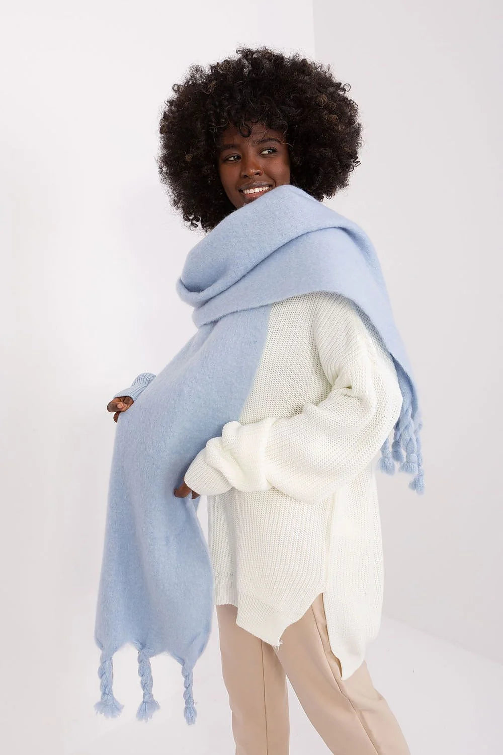 Écharpe volumineuse en laine mohair bleu clair franges torsadées pull maille torsadée bleu pastel blanc cassé pantalon beige clair automne hiver