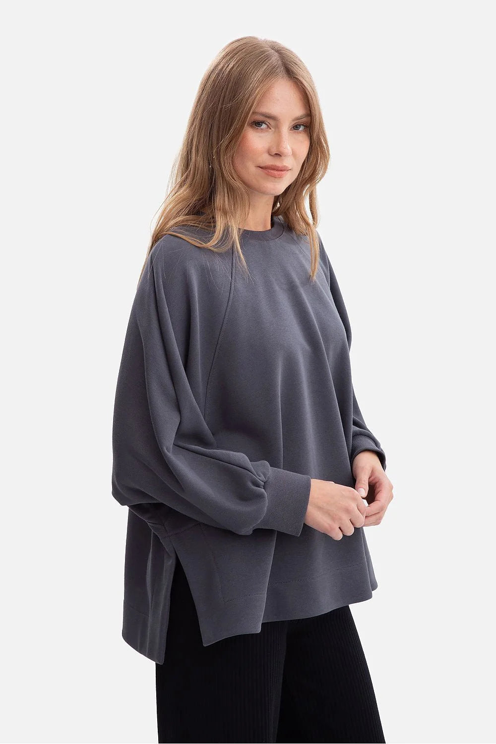 sweatshirt femme oversize molletonné gris anthracite encolure ronde manches raglan ballon poignets côtelés fentes latérales coupe ample confortable