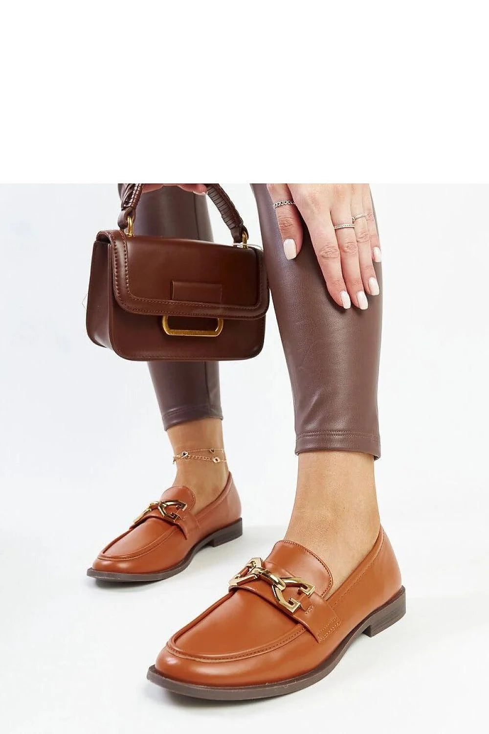 mocassins cuir lisse poli cognac brun femme bout arrondi semelle caoutchouc plate bride boucle dorée maillon sophistiquée