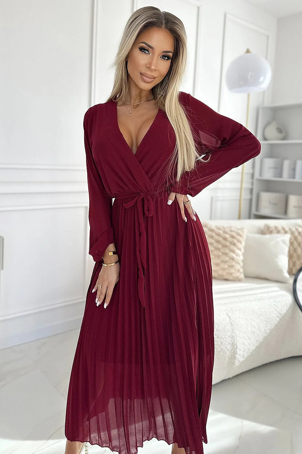 Robe de cocktail élégante couleur bordeaux Numoco Basic tissu léger mousseline plissée manches longues décolleté croisé ceinture ajustable femme