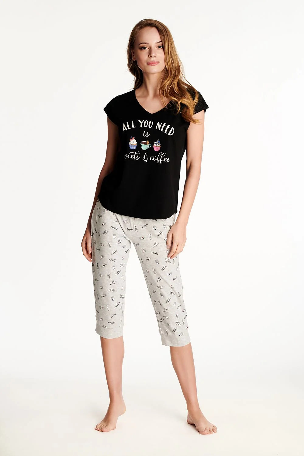 Pyjama Henderson pour femme, design humoristique, t-shirt manches courtes, pantalon 3/4, confortable, style décontracté, coloris noir et gris, motifs sucrés et café, cadeau original