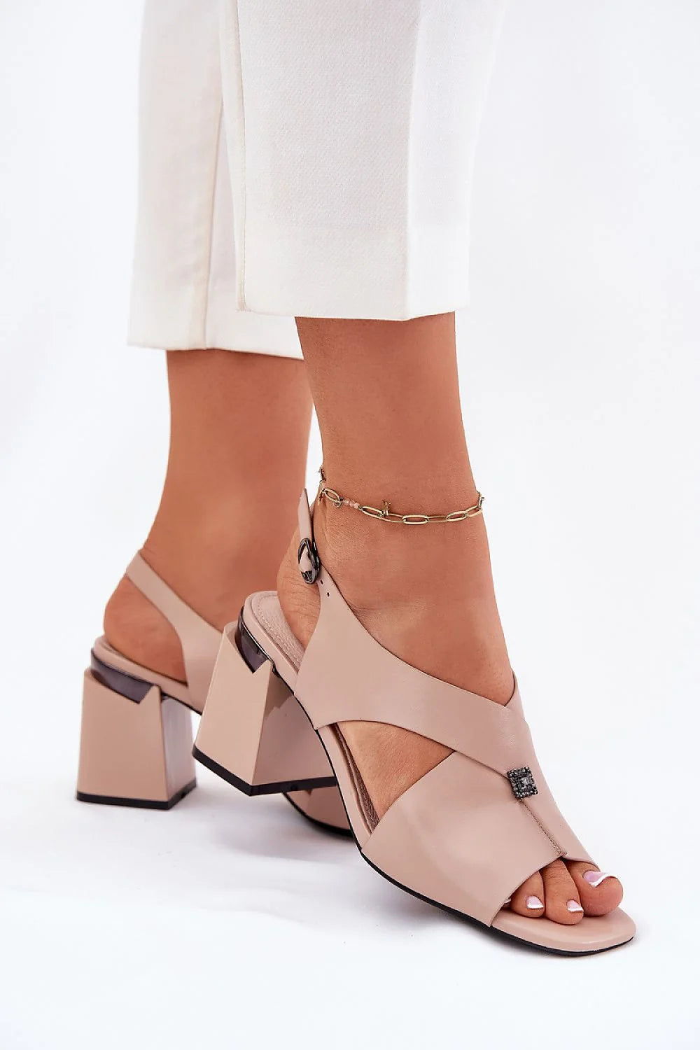 Sandales élégantes pour femmes talon carré cuir beige nude lanières croisées métal noir Vinceza