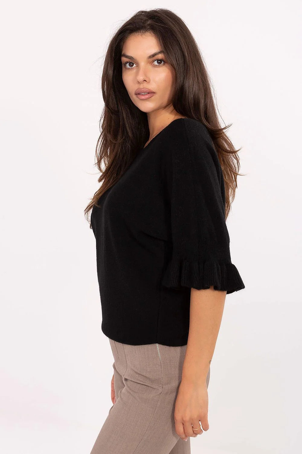 pull femme noir maille fine manches troisquarts volants encolure bateau oversize coupe droite ourlet arrondi côtelé