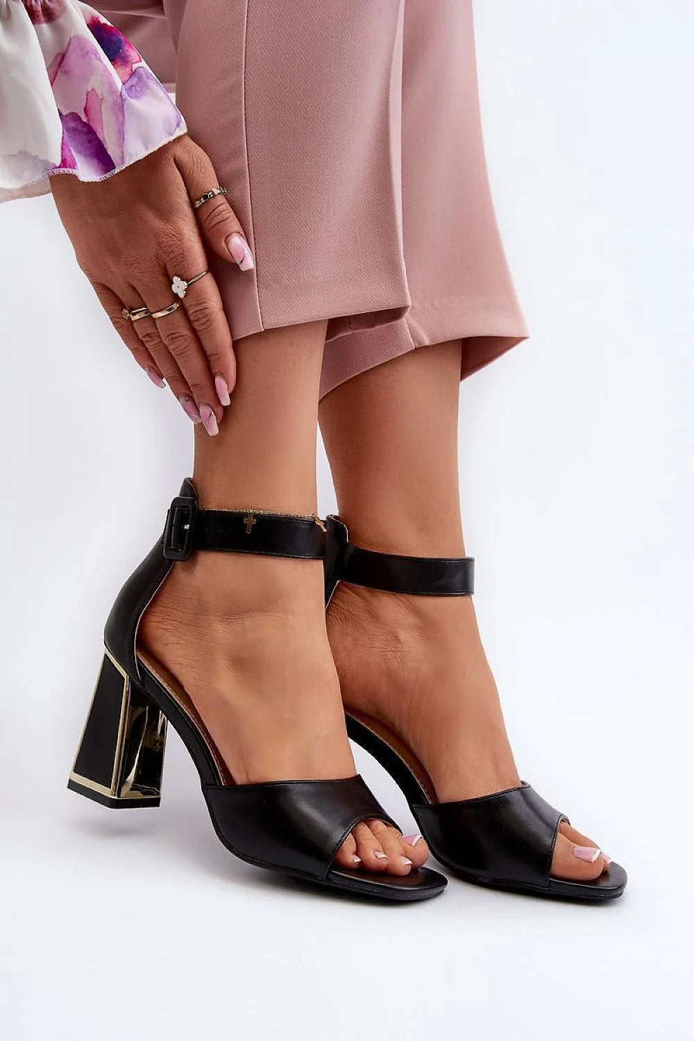 Sandales élégantes à talons carrés cuir artificiel noir doré bride ajustable femmes soirées réceptions talon 8.5 cm