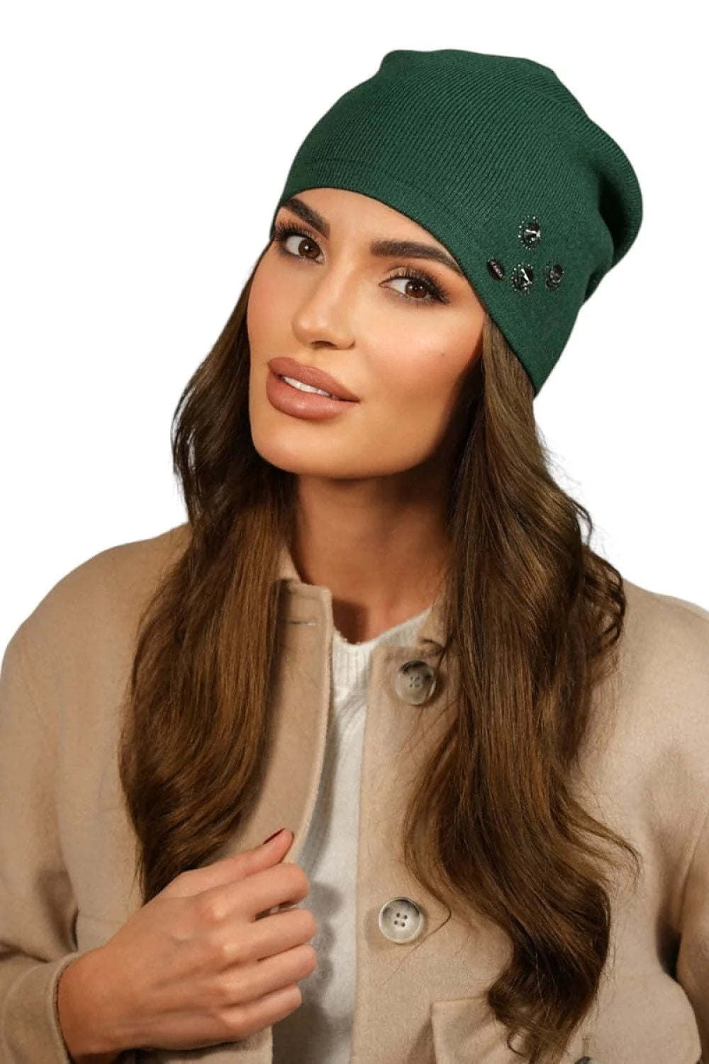 Bonnet pour femme style slouchy en tricot vert foncé avec appliques noires et logo Kamea
