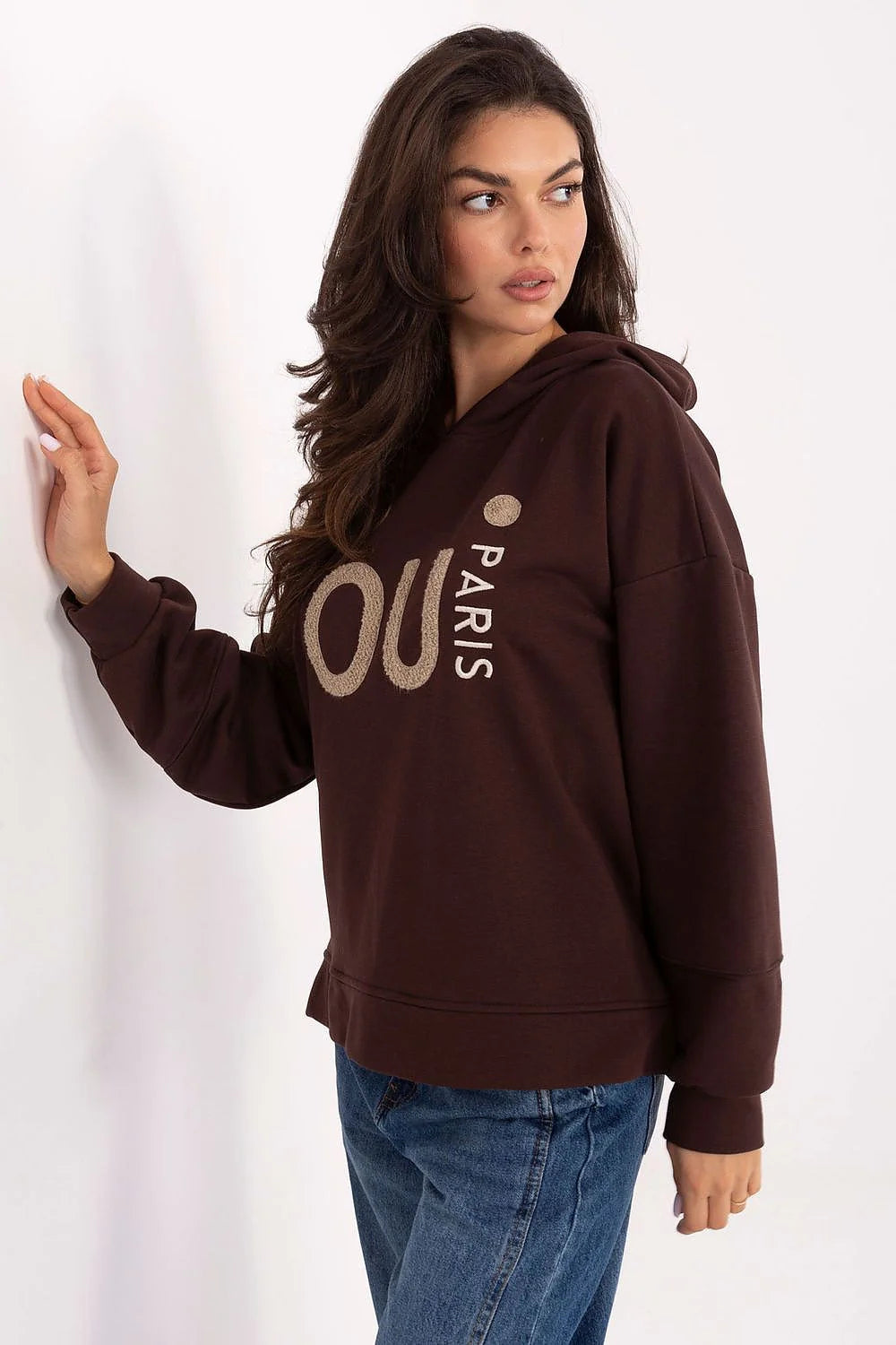 sweatshirt femme capuche oversize molleton chocolat coupe relaxed épaules tombantes manches longues broderies texturées inscription PARIS fentes latérales