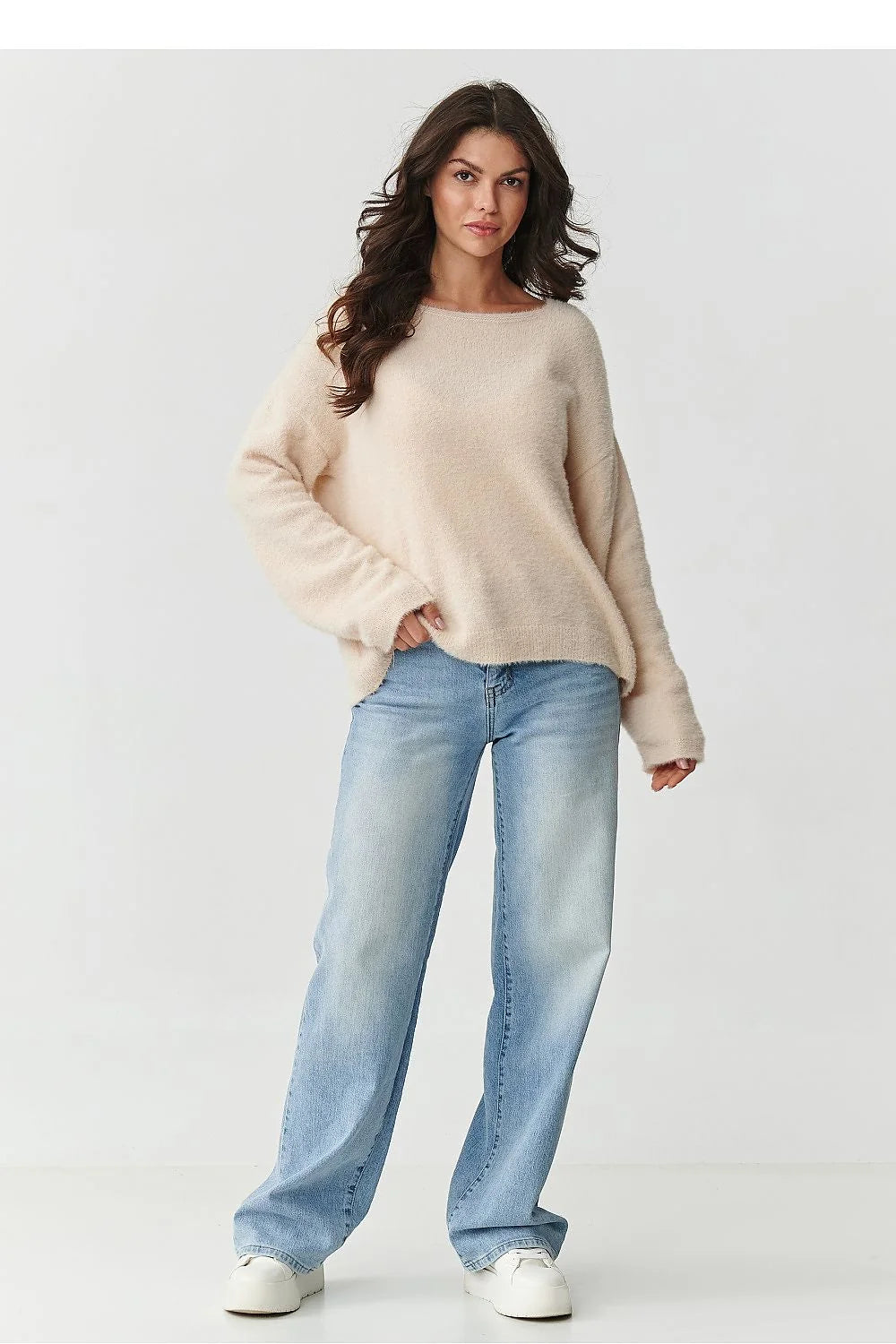 pull femme oversize maille duveteuse polyamide beige crème col bateau manches longues tombantes épaules basses coupe ample décontractée