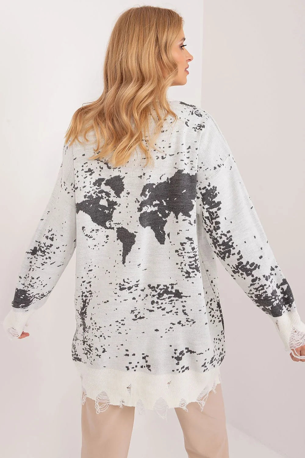 Pull pour femme oversize à motif abstrait noir et blanc en maille acrylique et laine, manches longues, col rond, finitions effilochées, style moderne et artistique