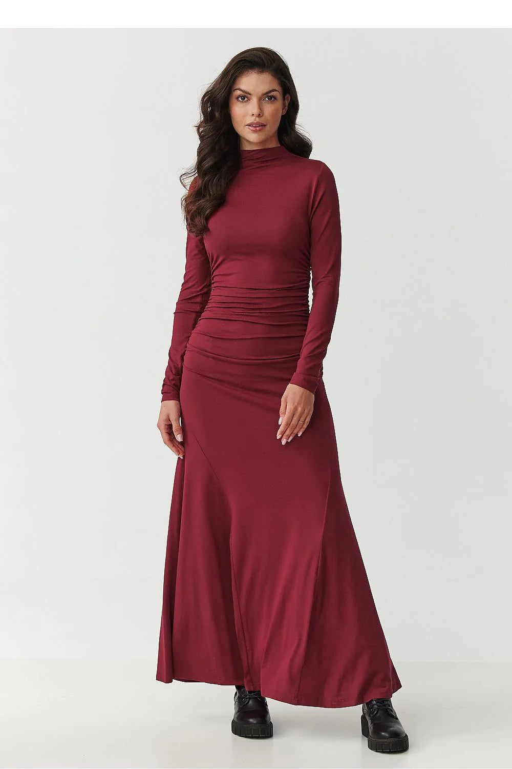 robe longue maxi bordeaux profond manches longues col montant ajustée fronces latérales jupe évasée jersey stretch fluide confortable soirée élégante