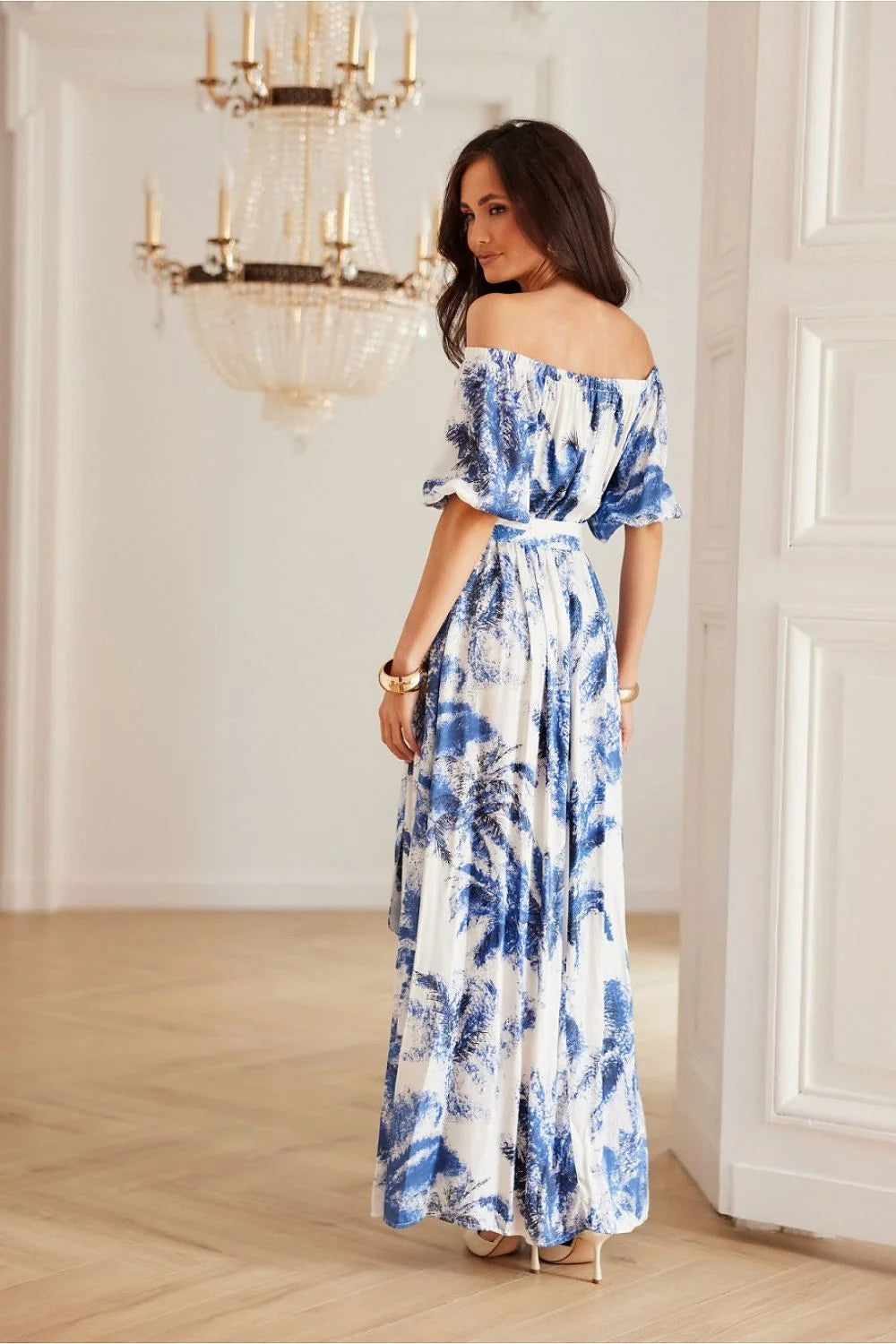 robe longue maxi femme imprimé palmier bleu blanc col bardot épaules dégagées manches courtes élastiquées ceinture nouée fente latérale haute