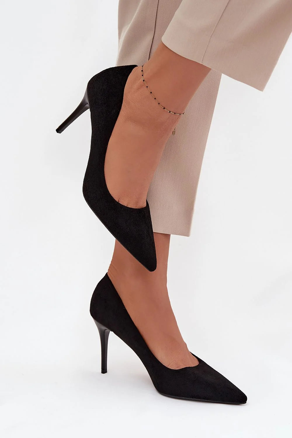 escarpins suédine noir talon aiguille haut bout pointu silhouette élancée coupe fermée semelle fine veloutée confortable cuir écologique