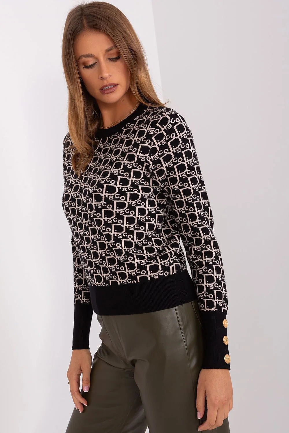 Pull pour femme design élégant motif monogramme noir et blanc cassé manches longues matériau confortable coupe ajustée détails dorés