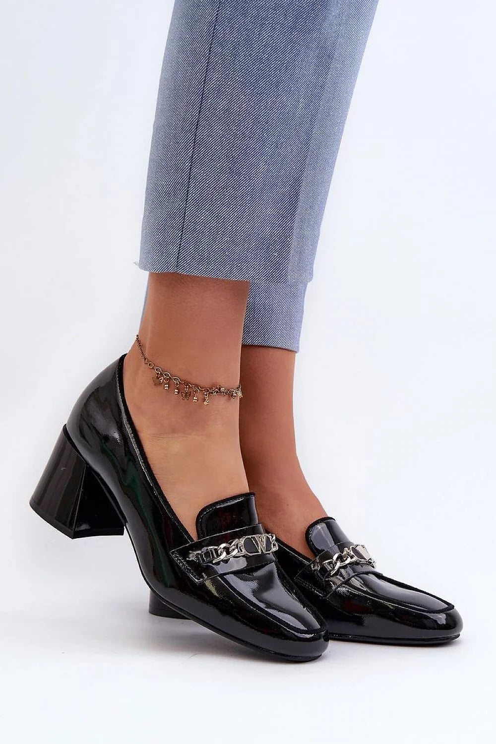 escarpins mocassins cuir verni noir talons blocs moyens chaîne métallique argentée bout carré arrondi silhouette structurée