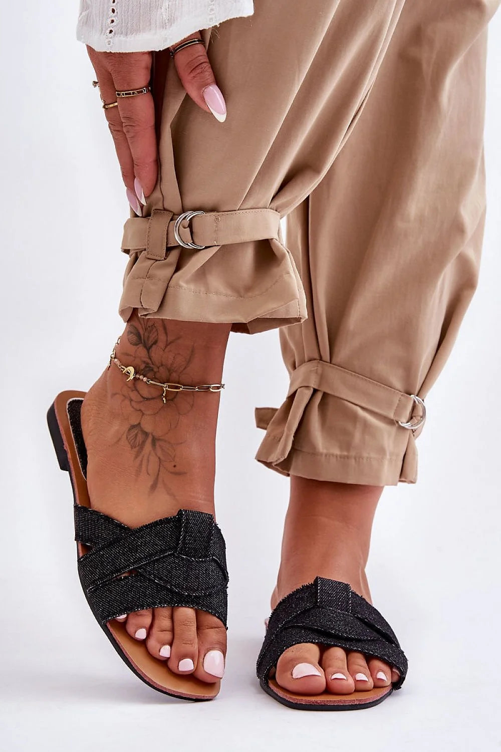 sandales tressées denim noir scintillant brides croisées bout ouvert bords effilochés mule plate semelle antidérapante profilée camel confort durable