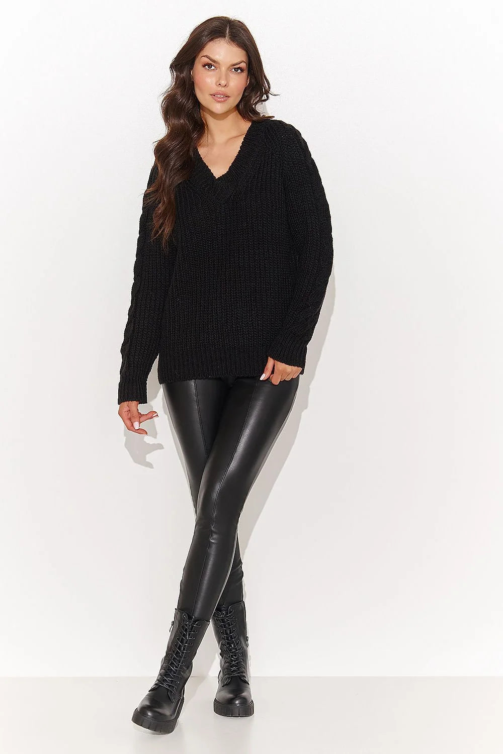 pull maille épaisse noir col V profond oversize manches longues côtelé ourlets torsades badge doré tunique ample cosy chaud