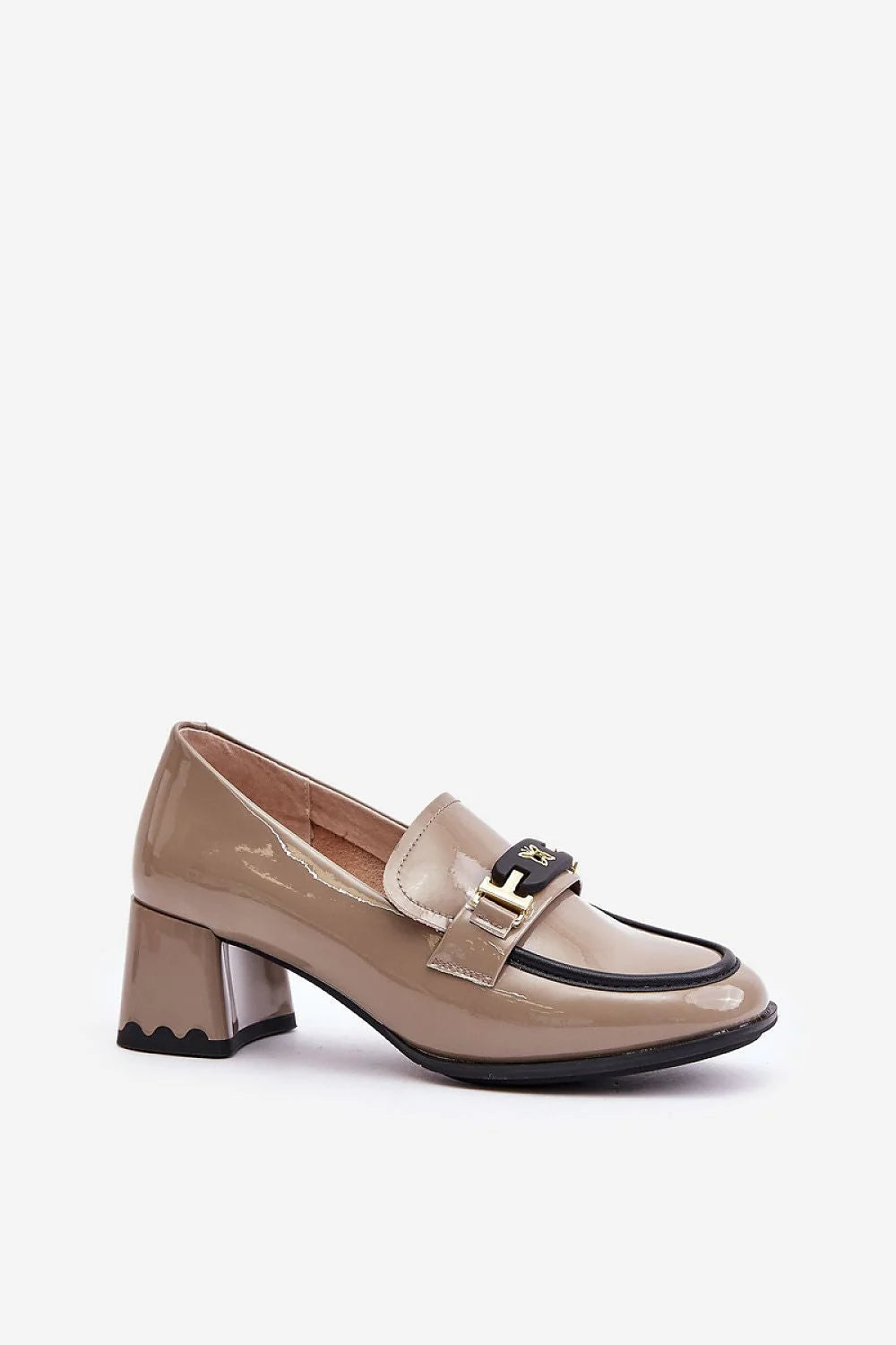 mocassins loafers verni taupe gris beige similicuir talon carré mihauteur semelle noire bride boucle plaque dorée élégantes confortables