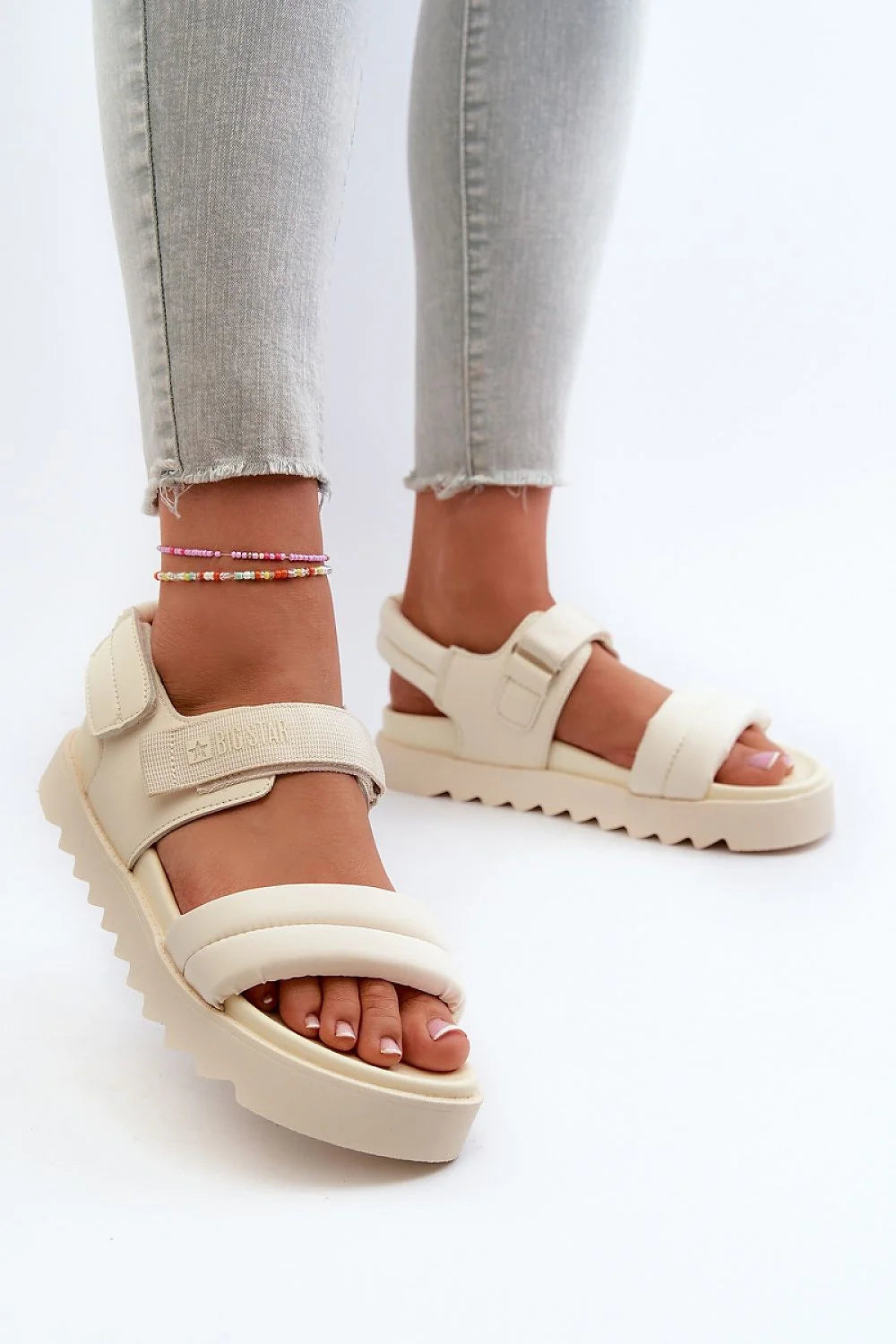 Sandales femmes style moderne confort plateforme crème cuir synthétique occasion estivale ajustement personnalisé logo gravé
