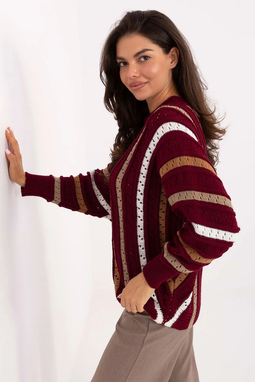 pull oversize femme maille tricotée ajourée bordeaux rayures verticales camel blanches col rond manches longues bouffantes
