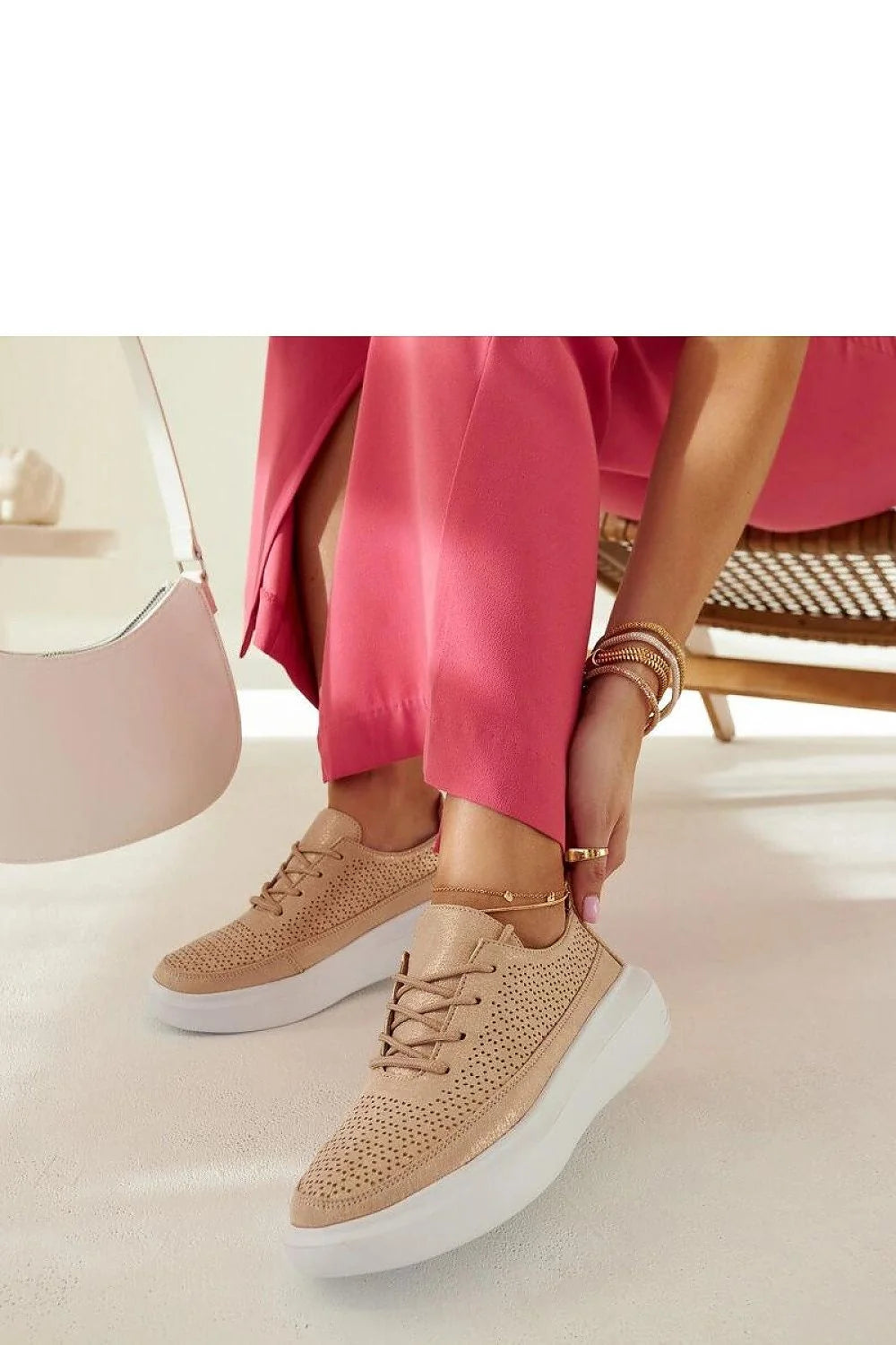 Baskets Solea femmes style moderne casual cuir suédé beige perforé semelle blanche lacets summer eco-friendly comfort durabilité