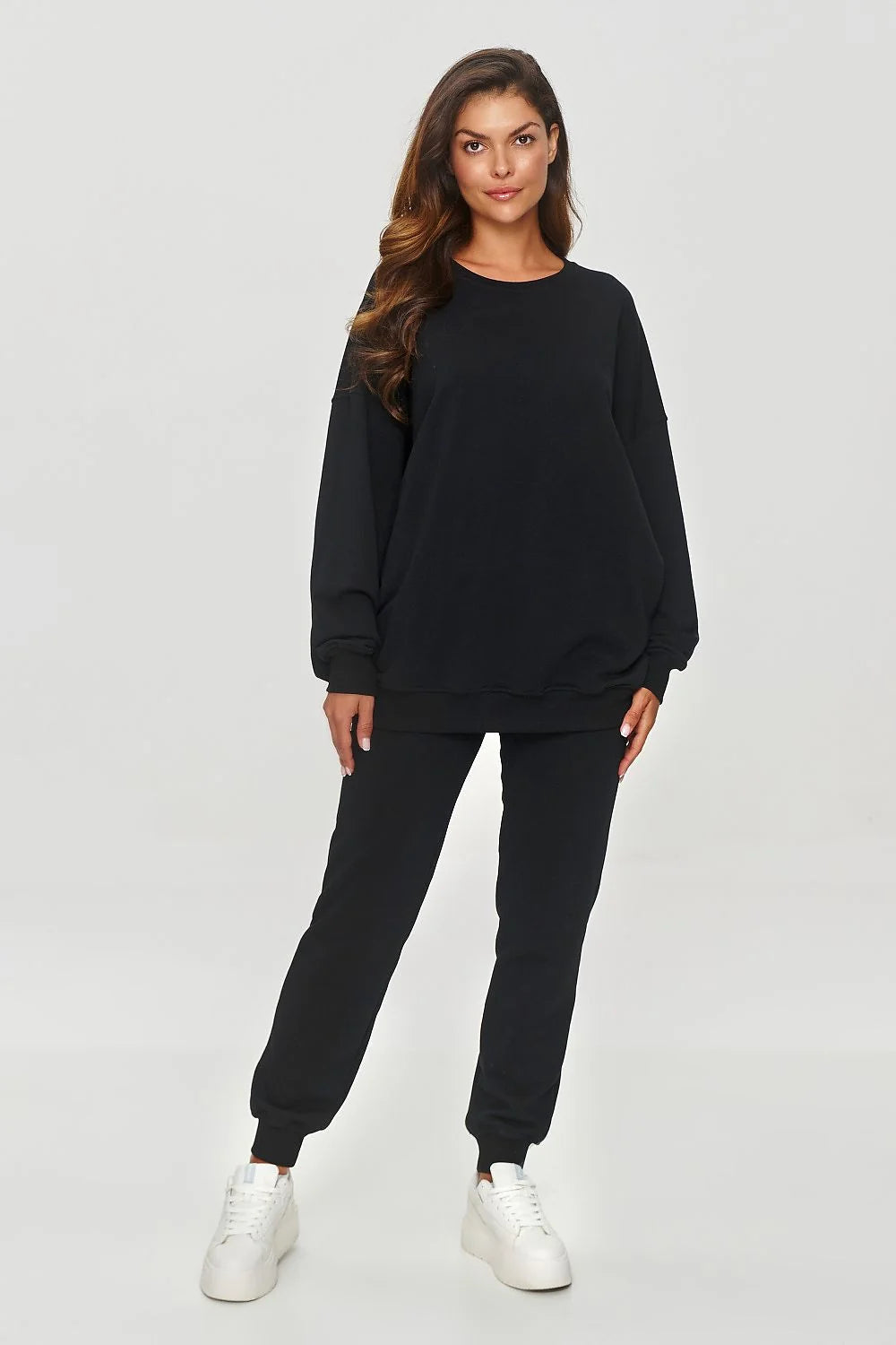 Sweatshirt femme ample style décontracté moderne couleur noire doux coton polyester coupe oversize confortable manches longues poignets serrés col rond ourlet large occasion relaxe tendance
