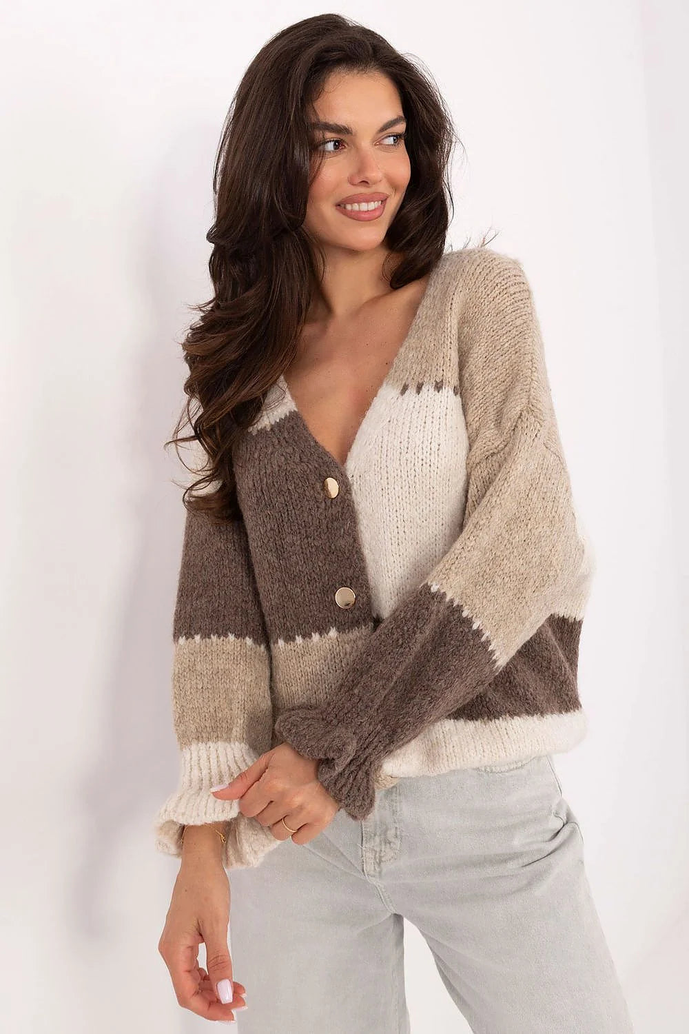 cardigan femme maille épaisse duveteuse rayures beige crème coupe courte cocooning manches bouffantes poignets côtelés boutons dorés décolleté V superposable