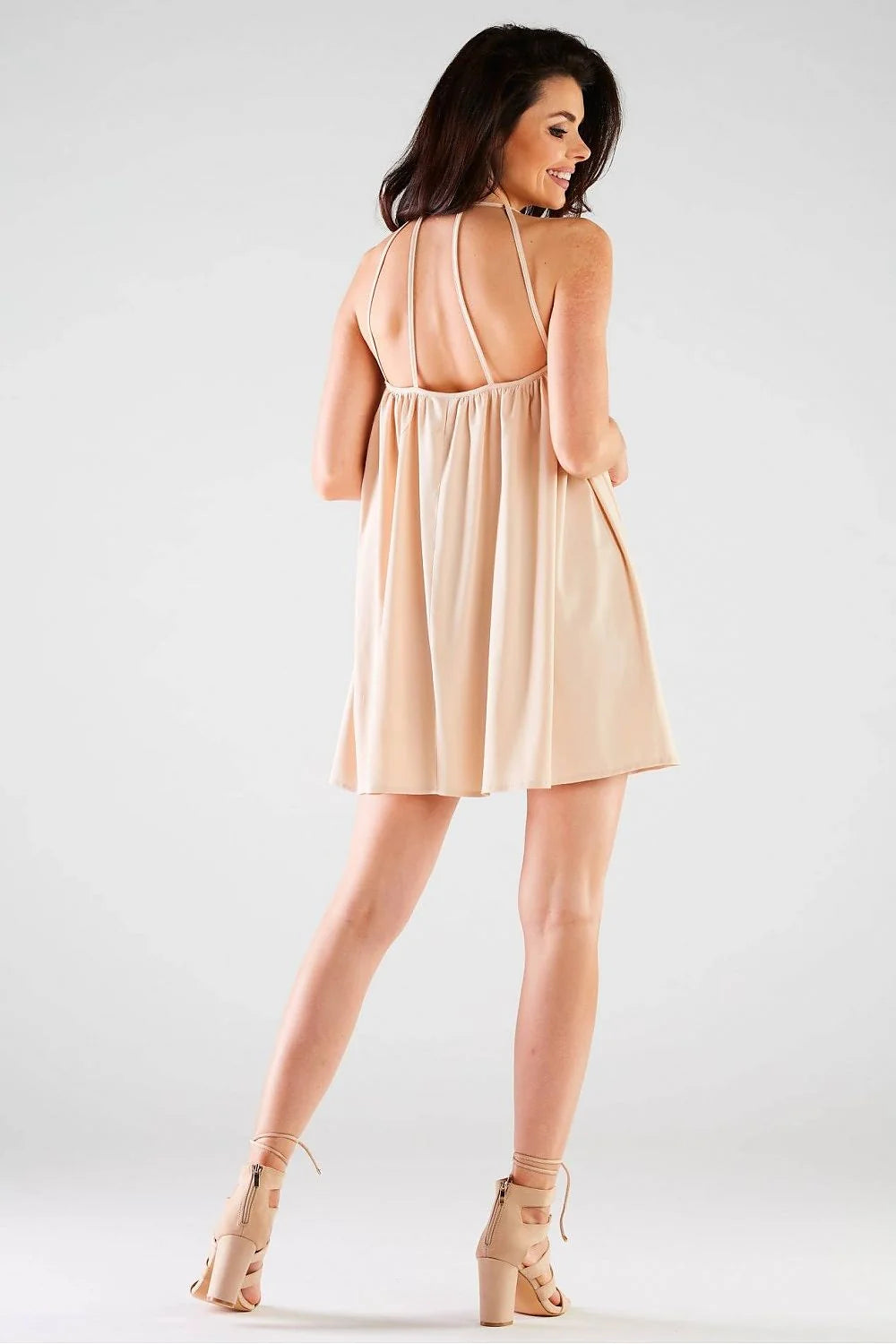 robe awama mini trapèze ample dos nu bretelles fines décoratives encolure arrondie froncée tissu fluide satinée beige légère élasthanne polyester