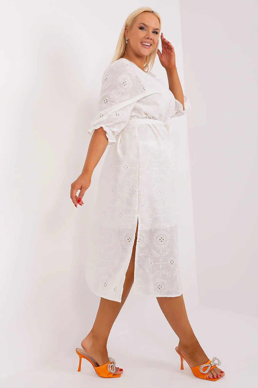 robe midi blanche broderie anglaise ajourée bohème manches troisquarts froncées encolure carrée ceinture nouer taille fentes latérales coupe droite