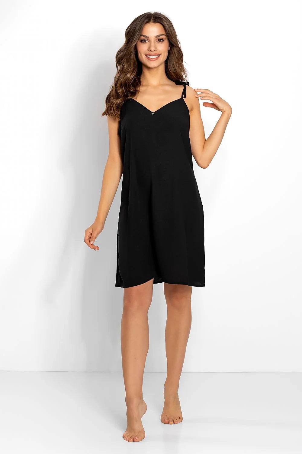 Chemise de nuit femme style nuisette en V bretelles fines fente latérale polyester 100 % couleur rose pâle taille ajustable pour soirée détente