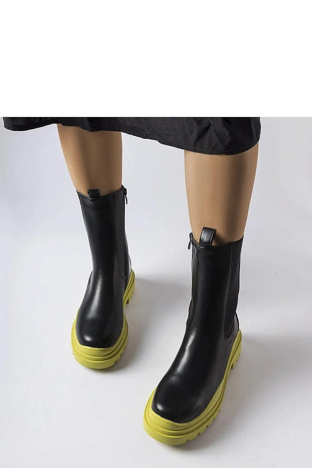 bottes montantes femme cuir noir semelle jaune crantée plateforme épaisse fermeture éclair latérale empiècement élastique minimaliste audacieuse urbaine confortable durable