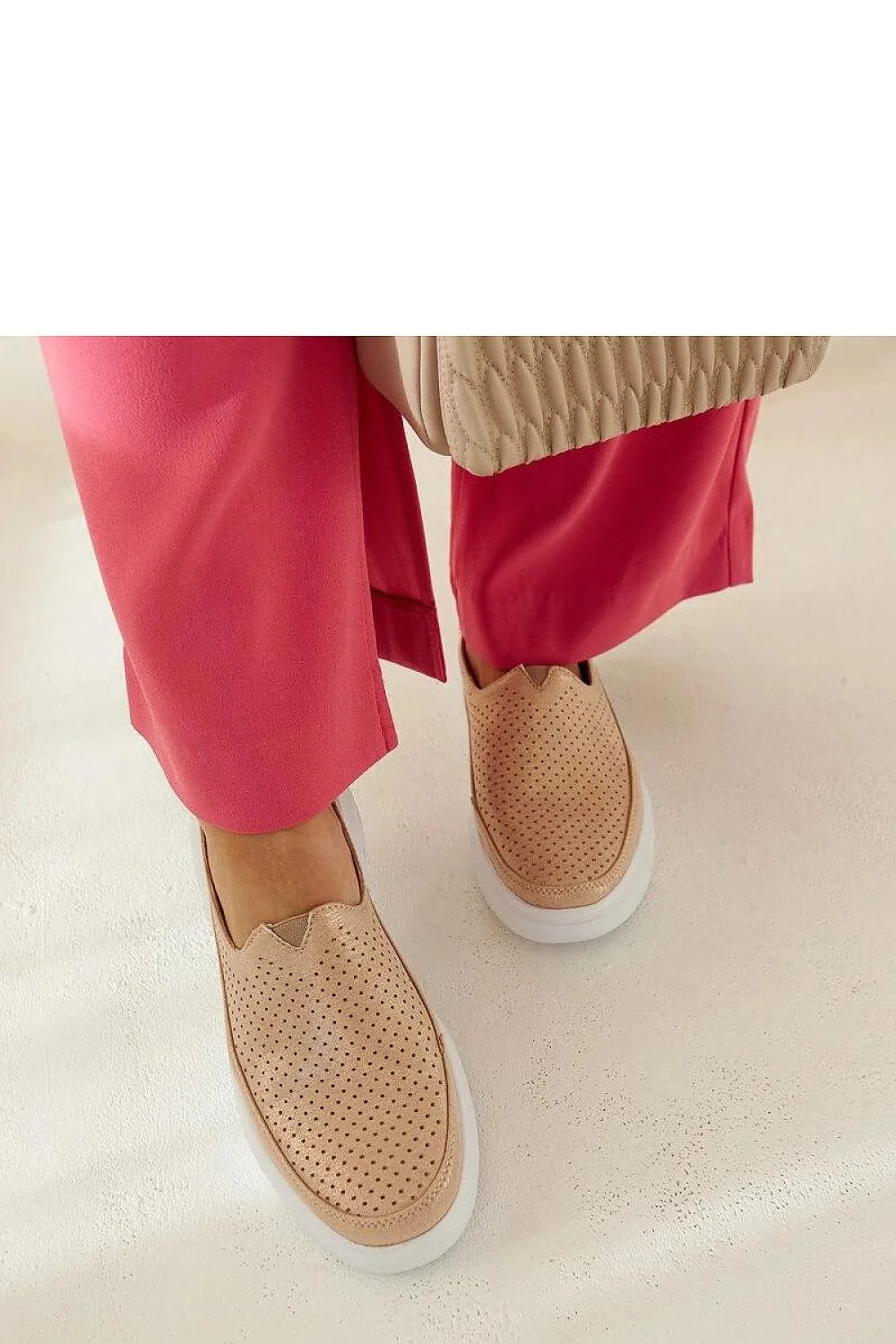 chaussures basses femme beige dorées perforées slipon cuir suédé respirantes semelle plateforme blanche épaisse confortables durables élégantes polyvalentes