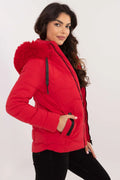 Veste d'hiver féminine design moderne matelassé polyester doublure synthétique capuche amovible faux fourrure rouge fermeture éclair poches latérales femmes