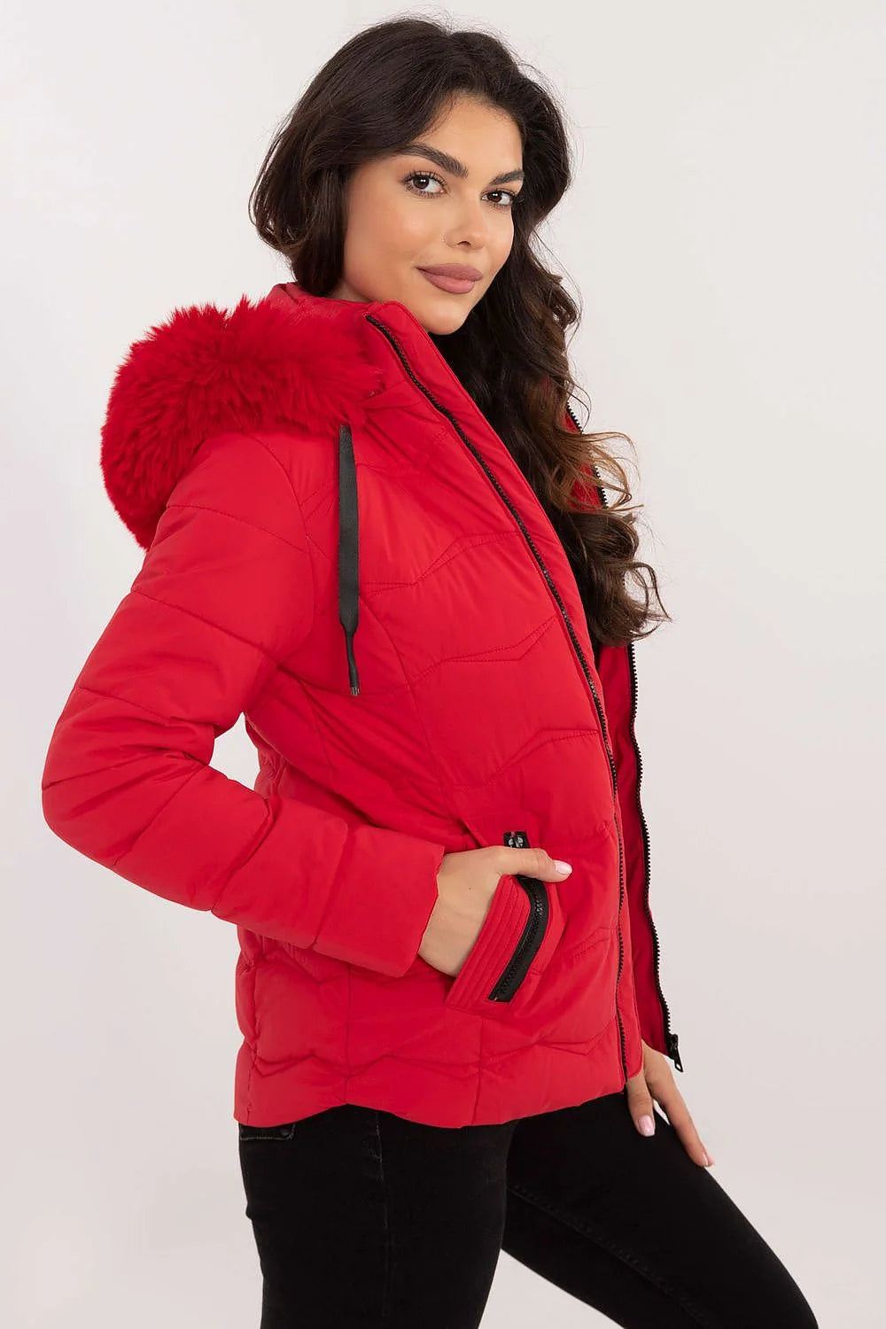 Veste d'hiver féminine design moderne matelassé polyester doublure synthétique capuche amovible faux fourrure rouge fermeture éclair poches latérales femmes