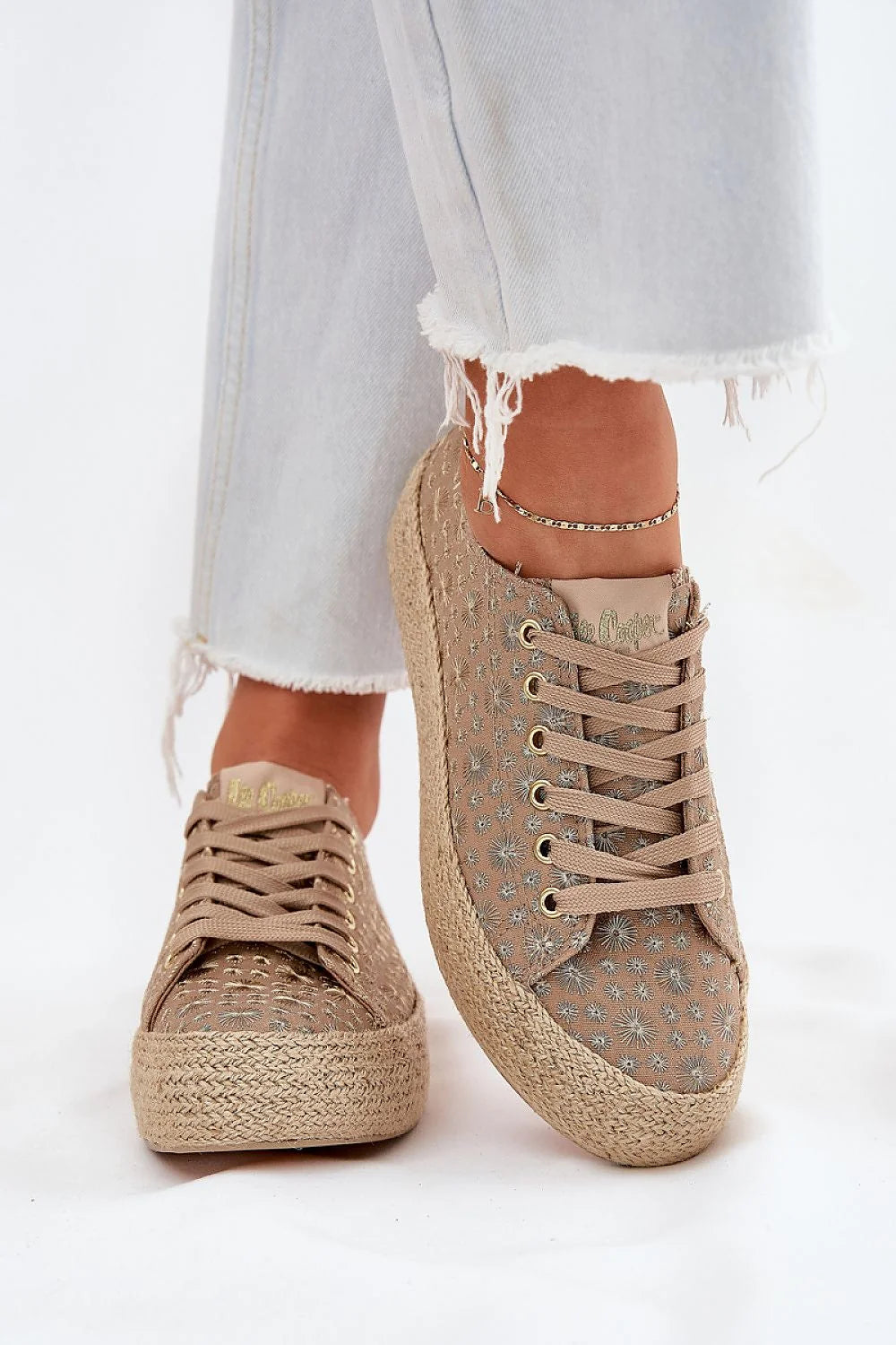 Baskets femmes Lee Cooper design estival texturé toile brodée florale beige sable doré espadrille bohème