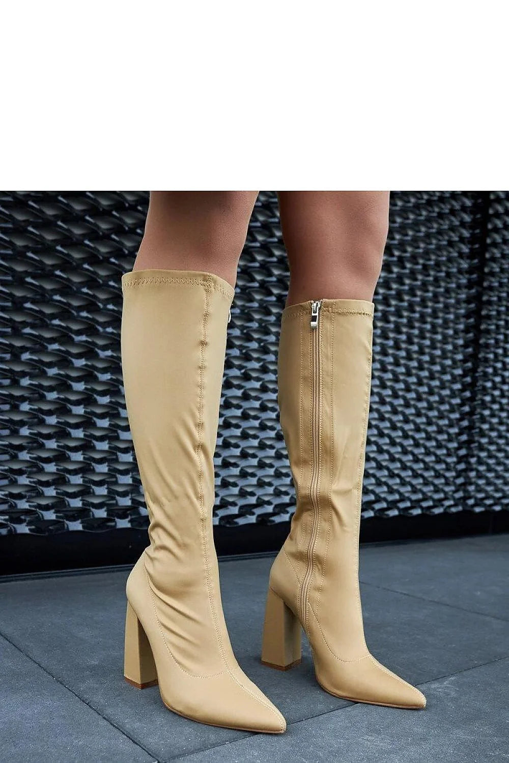 Bottes hautes femme beige synthétique design moderne épuré coupe ajustée talon block pointu fermeture éclair latérale soirée casual