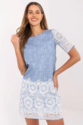 robe féminine moderne chambray bleu délavé brodée blanche manches courtes coupe droite col rond coton légère respirant dentelle chic