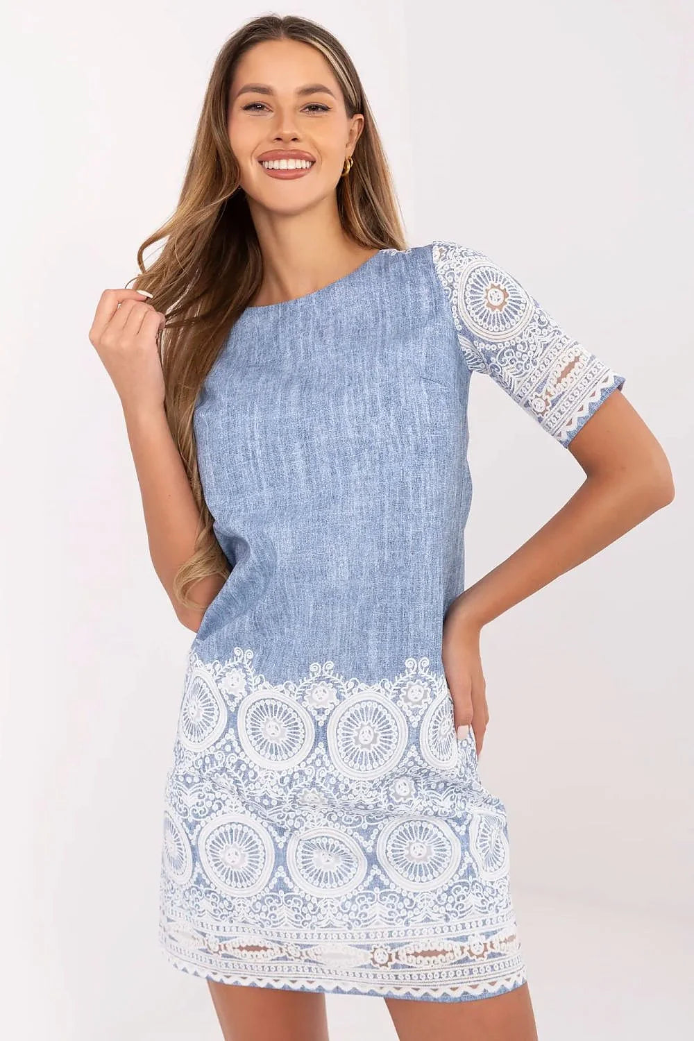 robe féminine moderne chambray bleu délavé brodée blanche manches courtes coupe droite col rond coton légère respirant dentelle chic