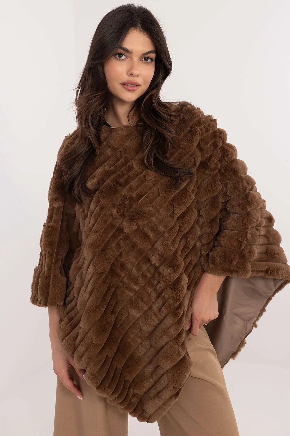 Poncho luxueux pour femmes ample asymétrique tissu texturé fourrure effet doublure satinée couleur marron foncé polyvalent