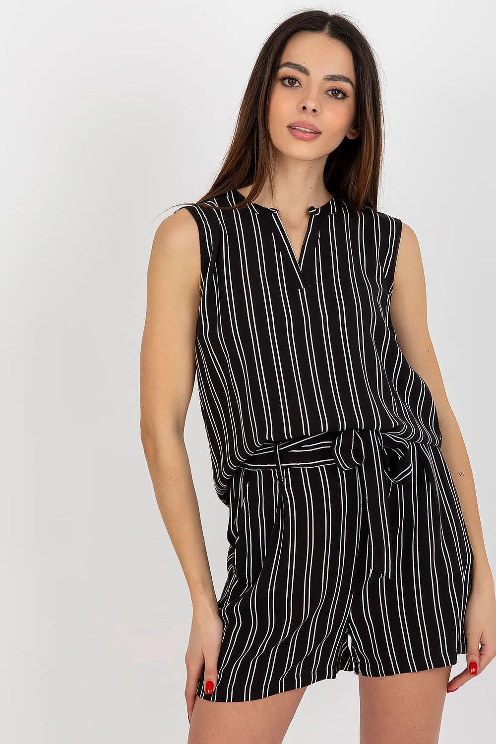 chemisier femme élégant moderne sansmanches encolureV viscose fluide ceinture assortie nouée rayures verticales blanches noir coupeample structurée finitionssoignées estivale chic