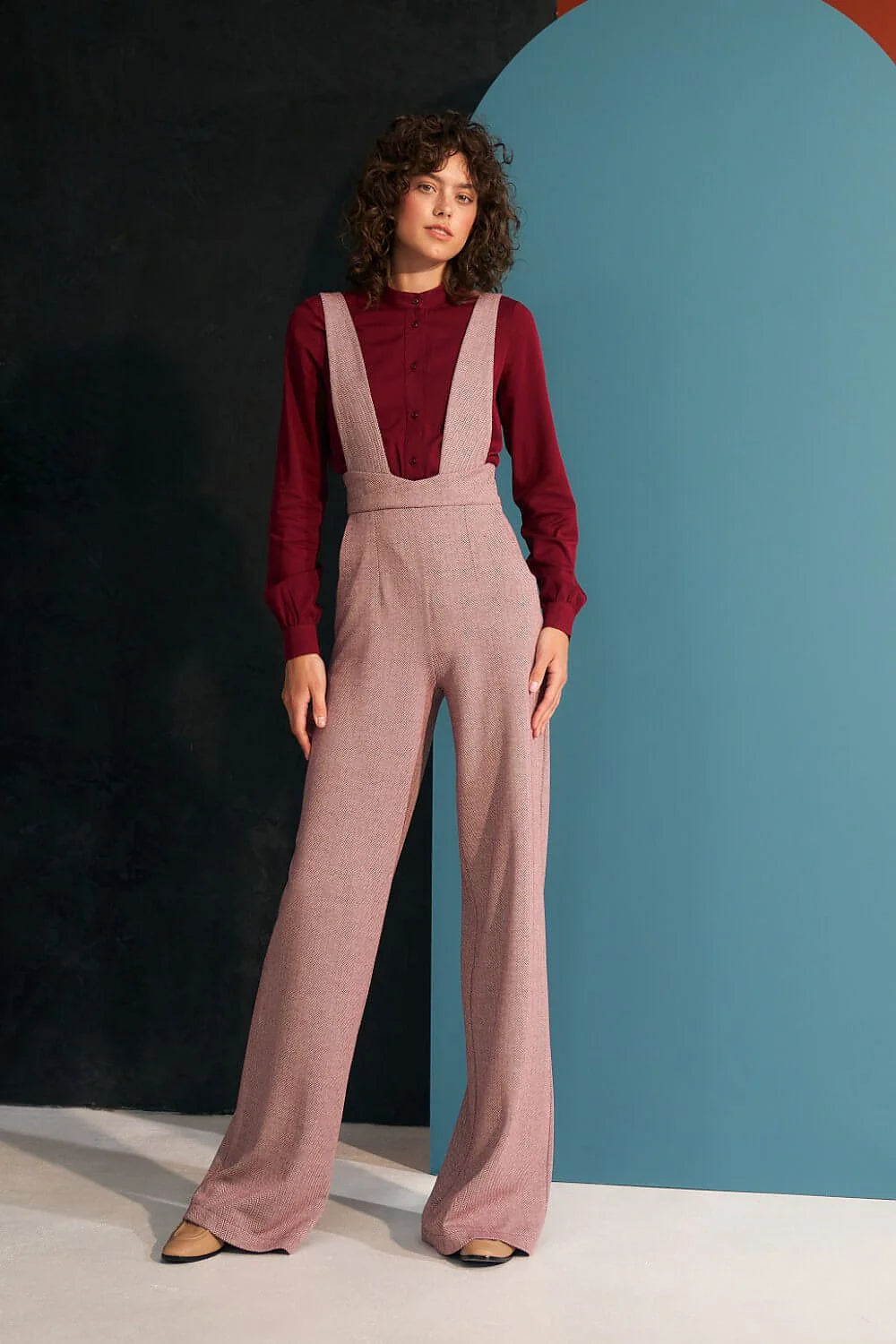 Salopette pour femme élégante rose pâle tissu texturé bretelles larges coupe haute occasions formelles