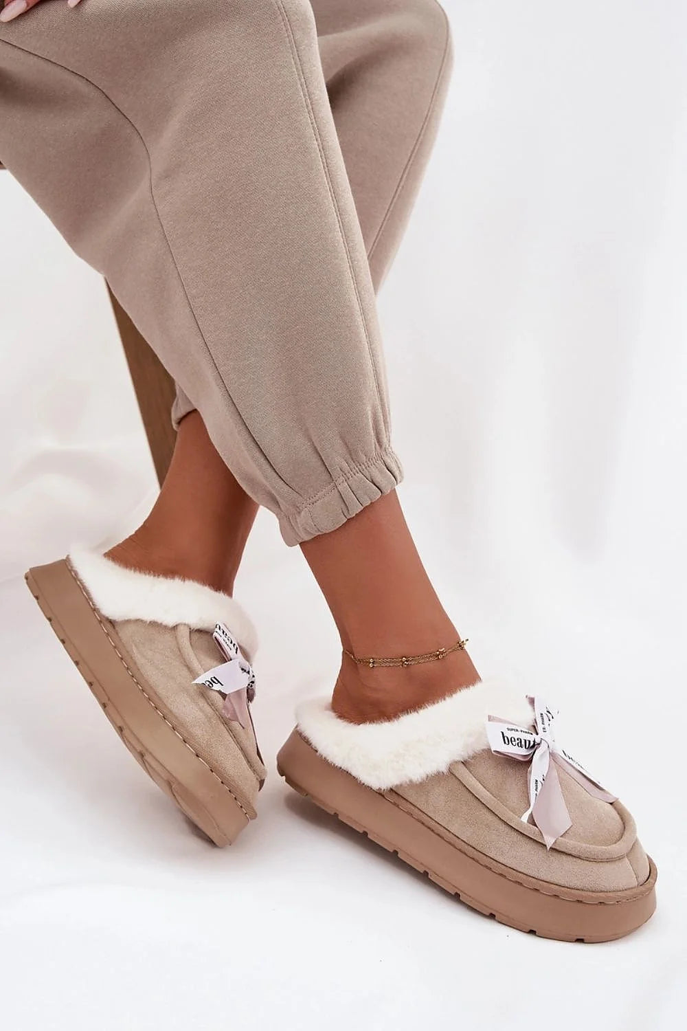 mules fourrées femme suédine écologique beige rond doublure fourrure crème nœud rose imprimé semelle plateforme légère antidérapante rembourrée