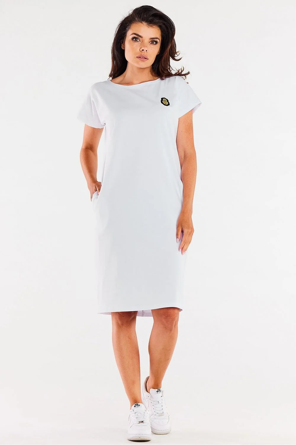 robe midi blanche coton stretch manches courtes encolure ronde coupe droite poches latérales écusson brodé