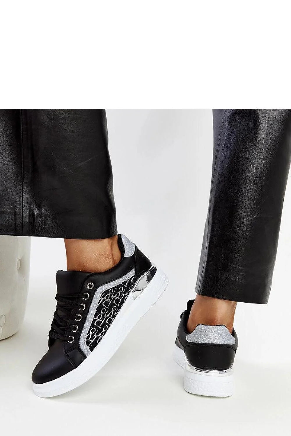 Sneakers femmes modernes élégantes design contemporain tige noire paillettes plateforme confortable semelle blanche lacets métalliques